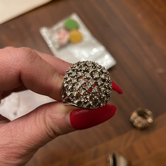 Faux Diamond clusters in a round silver setting cocktail ring nwot - Picture 5 of 6